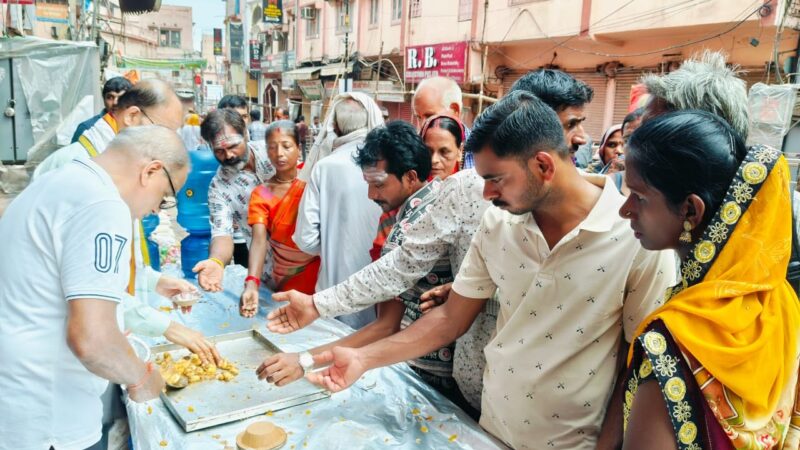 सावन के आखिरी सोमवार को अग्रवाल महासभा ने किया फलाहार वितरण