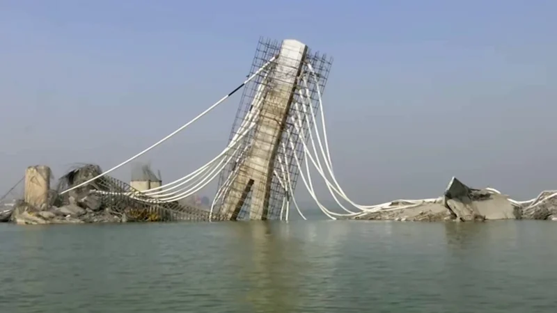 बिहार में अगुवानी सुल्तानगंज ब्रिज का एक हिस्सा ढह गया।