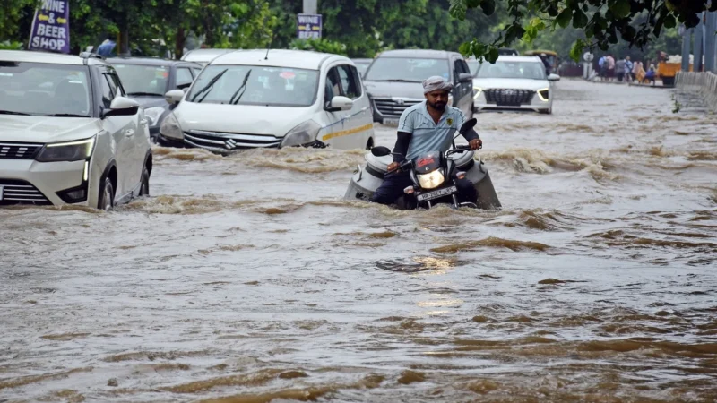 दिल्ली के कई इलाकों में भारी जलभराव