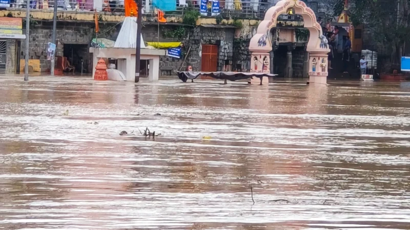 गुजरात में असाधारण रूप से भारी बारिश, ३ लोगों की मौत, करीब २०,००० लोगों को निकाला गया