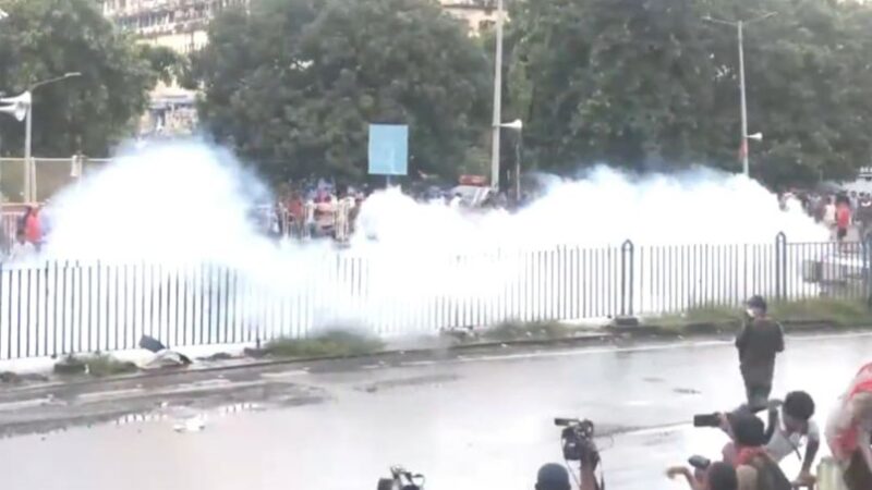 ममता के इस्तीफे की मांग को लेकर छात्रों का उग्र प्रदर्शन, पुलिस ने छोड़े आंसू गैस