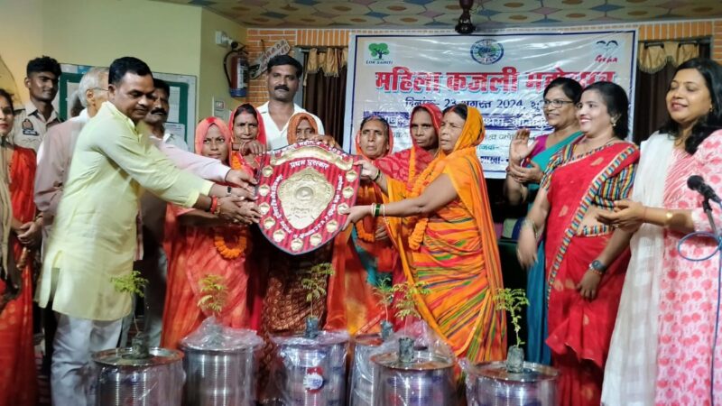 महिला कजली महोत्सव में मेहदीगंज गाँव की महिलाओं ने बाजी मारी