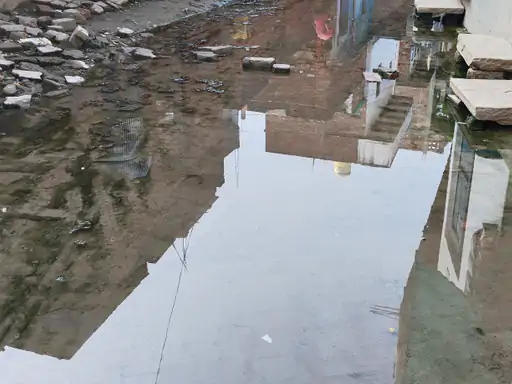 राजातालाब में सड़कों पर जल-जमाव