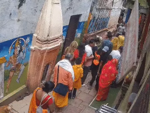 वाराणसी में दर्शनार्थियों के १७ फोन लेकर गाइड फरार