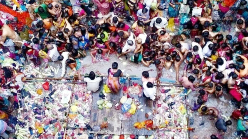 लोलार्क कुंड में संतान प्राप्ति के लिए लगायी डुबकी