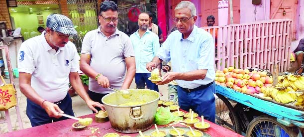 संकल्प अन्नक्षेत्र ने किया प्रसाद वितरण