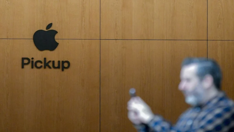 एप्पल स्टोर दिल्ली और मुंबई में आईफोन १६ की बिक्री के दौरान स्टोर्स पर भारी भीड़