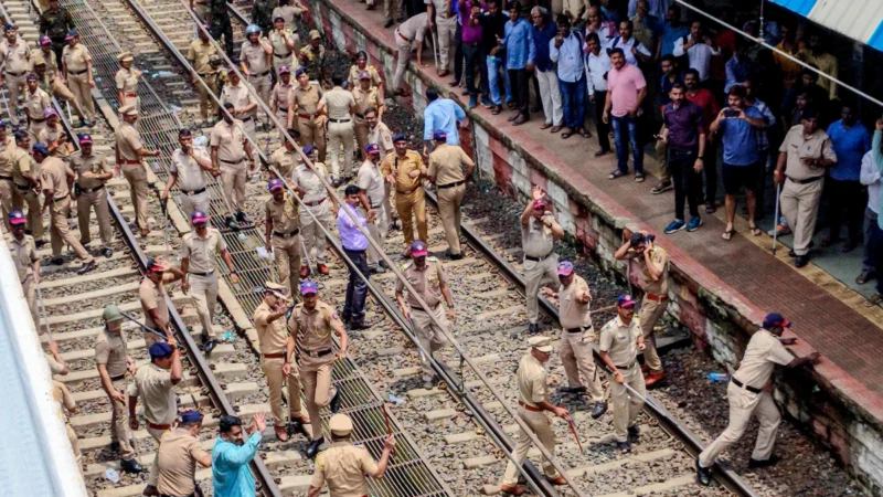 बदलापुर एनकाउंटर मेरा बेटा सड़क पार करने से डरता था वो चलती गाड़ी से कैसे भागेगा