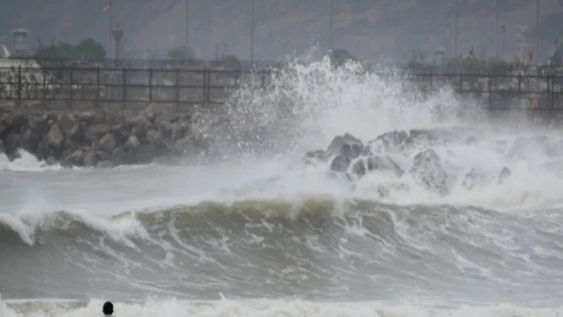 चीन के हैनान में चक्रवात से दो लोगों की मौत ९२ घायल