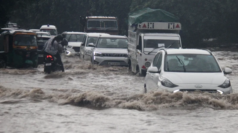 दिल्ली में न्यूनतम तापमान २५.१ डिग्री सेल्सियस बारिश के आसार