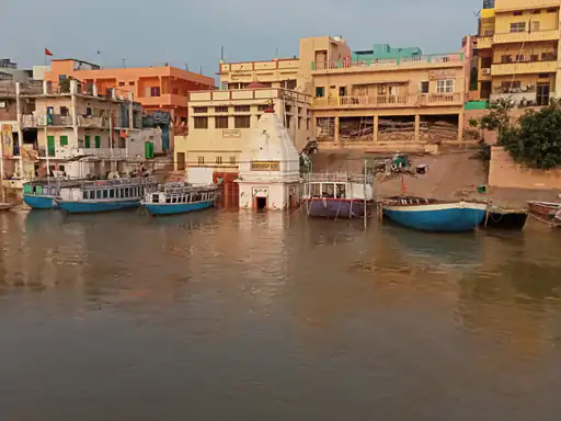 वाराणसी में घटने लगा गंगा का जलस्तर कल से नाव संचालन शुरू