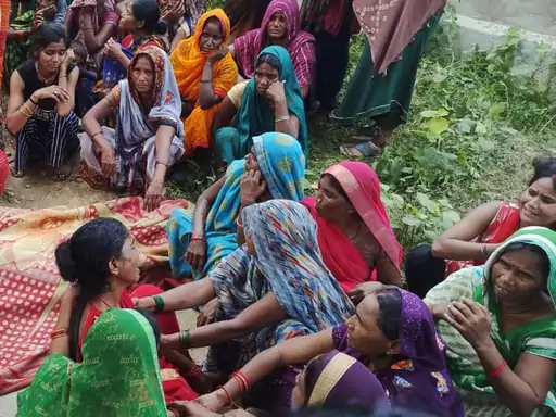 वाराणसी में हाईवे किनारे ट्रक ने स्कूली छात्रा को रौंदा