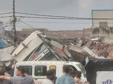 लखनऊ में गिरी बिल्डिंग, तीन की मौत कई लोग फंसे : बचाव कार्य जारी