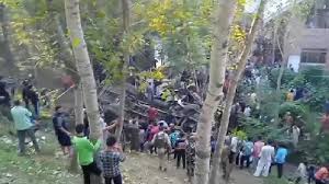 जम्मू कश्मीर के बडगाम में खाई में गिरी बीएसएफ की बस