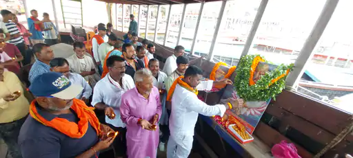 काशी के राजेंद्र घाट पर नाविकों ने जलाया 101 दीप