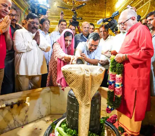 दिल्ली सीएम अरविंद केजरीवाल पत्नी के साथ हनुमान मंदिर पहुंचे