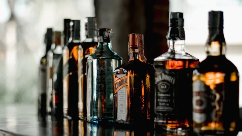 बिहार सरकारी कार्यालय से शराब की 135 बोतलें बरामद