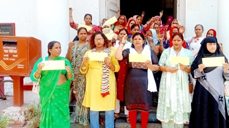 महिला कांग्रेस ने प्रधानमंत्री को भेजी चूड़ियां