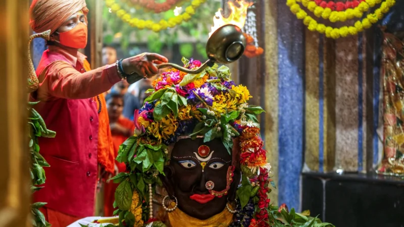शिव पार्वती को समर्पित भारत के 1000 साल पुराने मनकामेश्वर मंदिर में बाहरी प्रसाद पर लगा बैन
