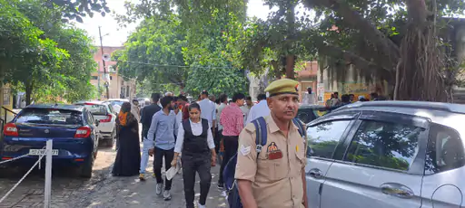 मेरठ कचहरी में लवमैरिज छोड़कर भागा प्रेमी