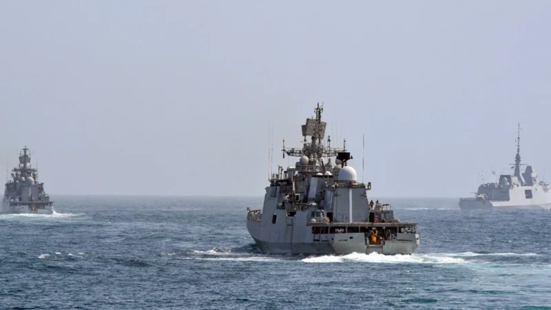 भारत और फ्रांस की नौसेनाओं ने युद्धाभ्यास किया