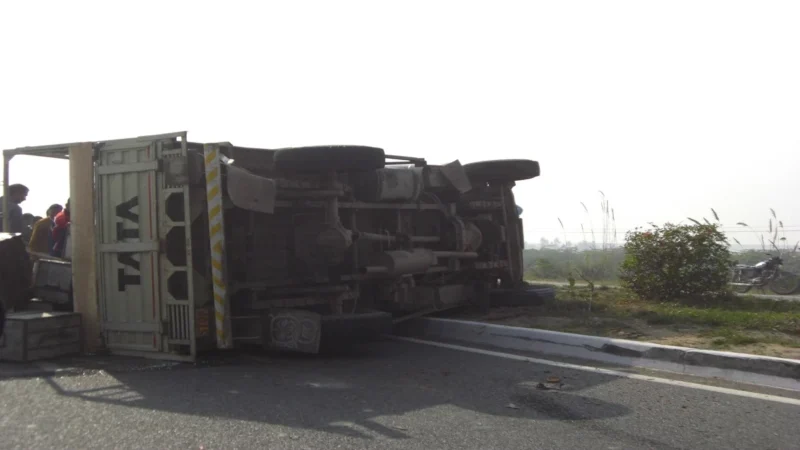आंध्र प्रदेश में ‘मिनी’ ट्रक पलटने से सात लोगों की मौत