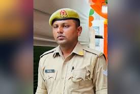 पेड़ से लटकता मिला युवक का शव