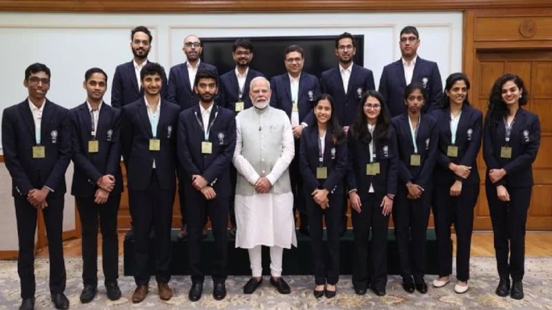 शतरंज विजेता खिलाड़ियों से मिले प्रधानमंत्री