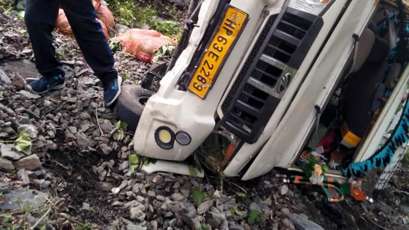 राजस्थान कार और टैंकर की टक्कर में दंपति और डेढ़ साल की बच्ची की मौत