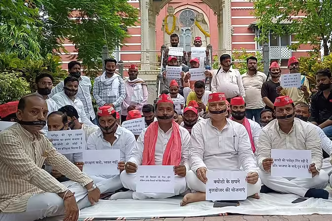 गांधी चौराहा और भारत माता मंदिर तोड़ने से नाराज सपाइयों का मौन सत्याग्रह