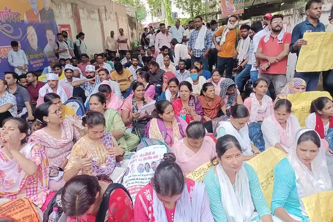 अभ्यर्थियों ने मंत्री के आवास का किया घेराव