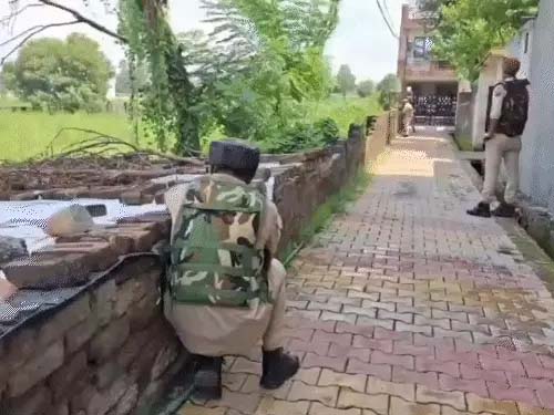 आतंकियों की फायरिंग से १ जवान शहीद