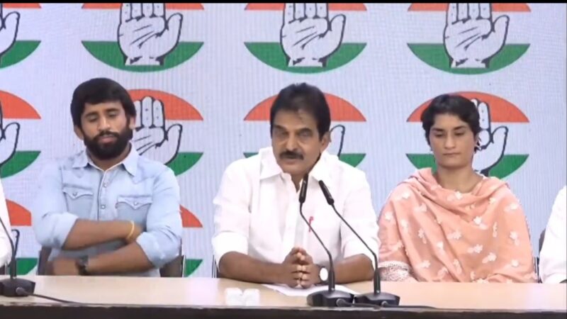 रेलवे की नौकरी छोड़ राजनीति के अखाड़े में विनेश और बजरंग, ली कांग्रेस की सदस्यता