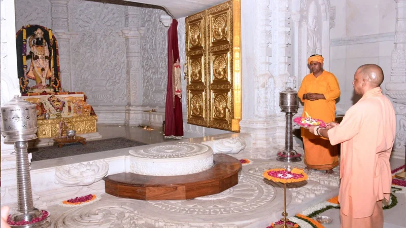 योगी आदित्यनाथ ने रामलला के श्रीचरणों में झुकाया शीश
