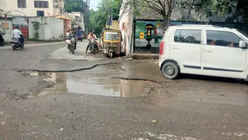 वाराणसी की टूटी सड़कें बनी परेशानी का सबब