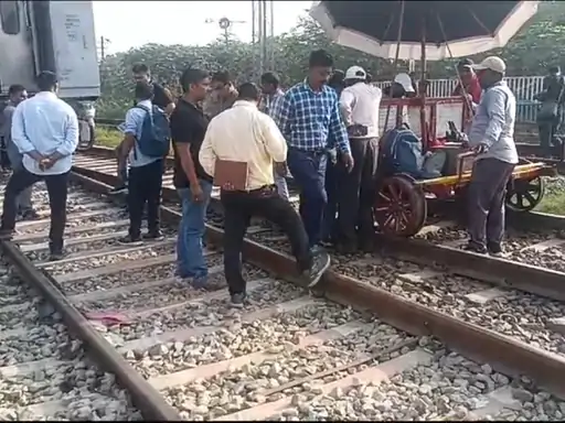 प्रतापगढ़ में पटरी से उतरे ट्रेन के तीन डिब्बे