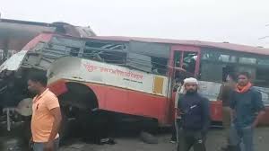 आगरा में दो बसों में भीषण टक्कर