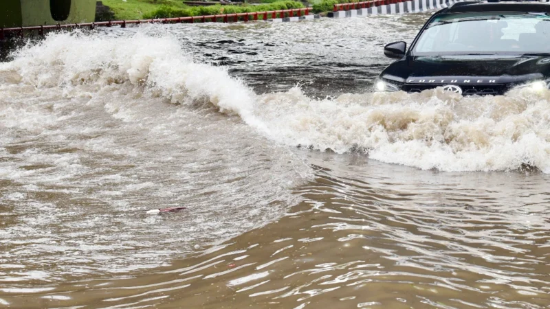 बेंगलुरु में भारी बारिश से जनजीवन प्रभावित