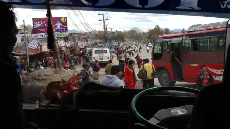 लखनऊ में बस पलटने से एक की मौत