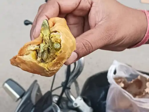 गाजियाबाद में समोसे के अंदर निकली मकड़ी