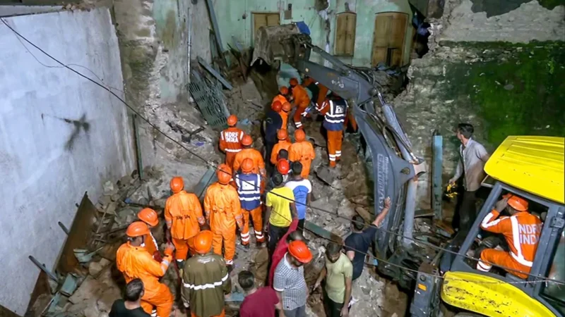 कर्नाटक : प्रधानमंत्री ने इमारत ढहने की घटना के मृतकों के परिजन को दो लाख रुपये देने की घोषणा की