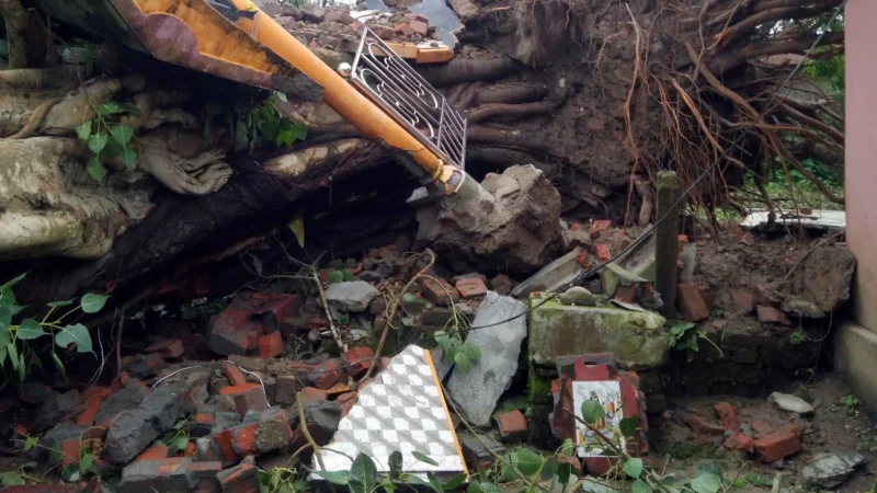 मुंबई के ग्रांट रोड इलाके में इमारत का स्लैब ढहा