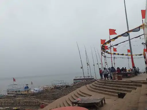 वाराणसी में चक्रवात दाना का असर