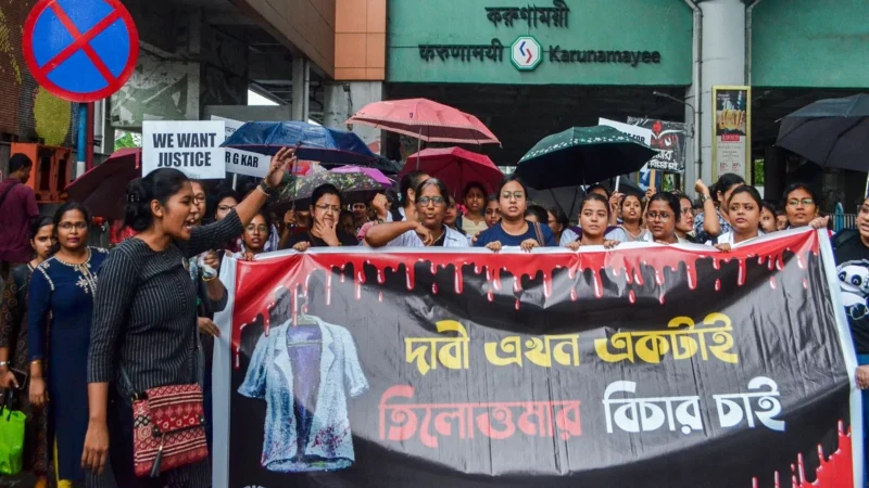 सुरक्षा की मांग को लेकर पश्चिम बंगाल के जूनियर डॉक्टरों ने काम बंद रखा