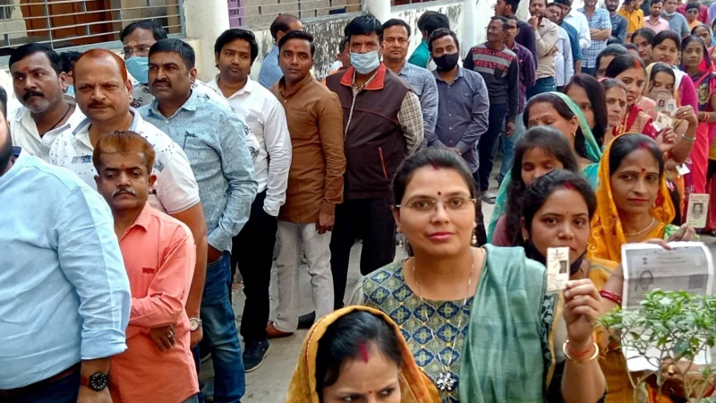 जम्मू कश्मीर में चुनाव जारी तीसरे चरण में डाले जा रहे वोट