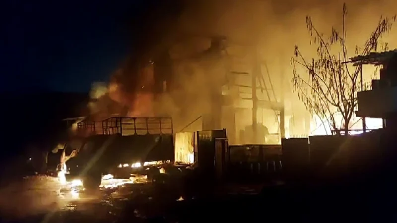 नवरात्रि के दीए के कारण मुंबई की झुग्गी में भीषण आग से सात लोगों की मौत