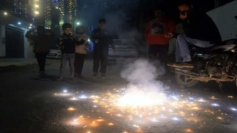 दिवाली में पटाखे जलाने और बेचने वालो पर पुलिस की नजर