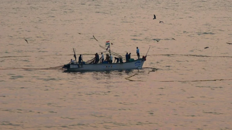 महाराष्ट्र में समुद्र तट के निकट नौका पलटने से दो मछुआरों की मौत