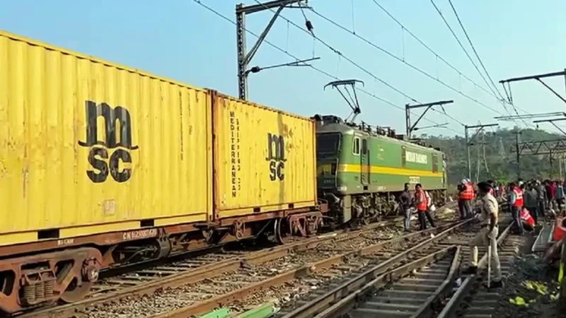 मध्यप्रदेश के रतलाम में मालगाड़ी के दो डिब्बे पटरी से उतरे