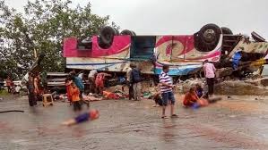 गुजरात के बनासकांठा में बस पलटने से चार यात्रियों की मौत